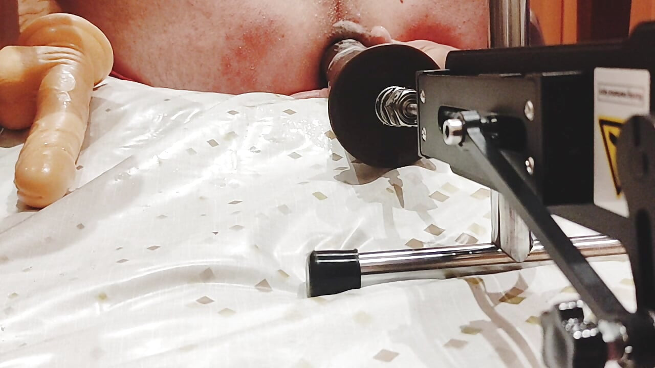 Scopata in macchina per un grosso dildo 28 cm, doppio anale