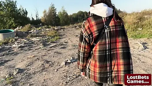 James dan Sofia terlibat dalam permainan tamparan tangan striptis