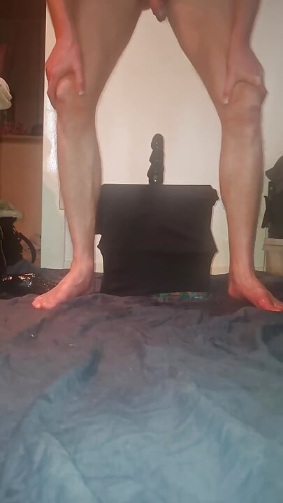 Orgazam se diže dok se dildo kreće, stopira disanje i klizi