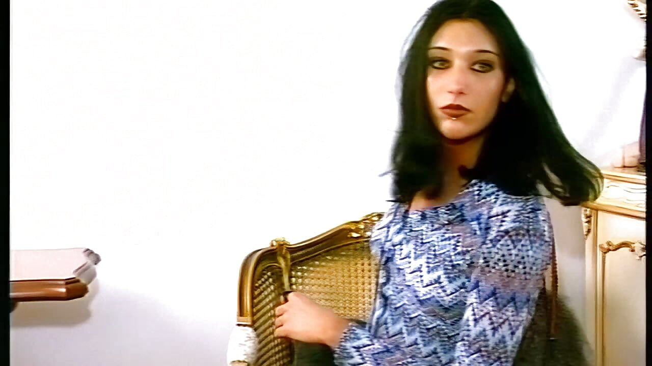 Une ado sexy se fait baiser par un gode