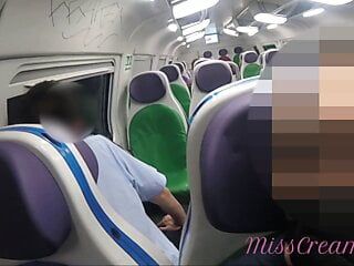 Öffentliche Muschi blankziehen im Zug. sexy Mädchen berührt ihre Muschi