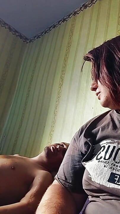 Amateur Novia Mamada En Lugar De Cocinar - Morena Con Curvas Con Gafas Chupa Y Masturba La Polla