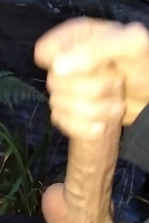 Ngocok kontol enak di sungai, kamu mau nyepong kontolku nggak? Serahkan padaku di kolom komentar!