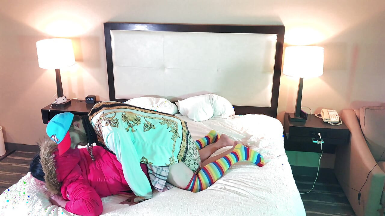 说唱歌手拍打妹子脸颊