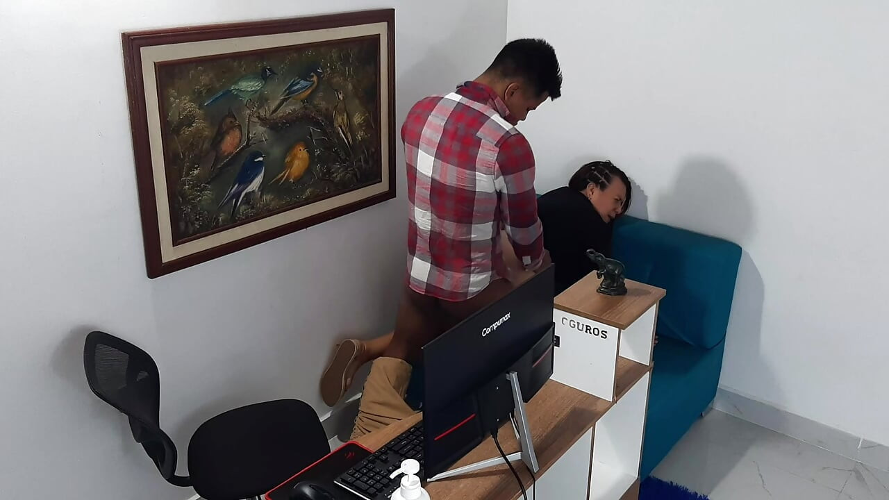 Thư ký và ông chủ t thoa sáp trong văn phòng của họ