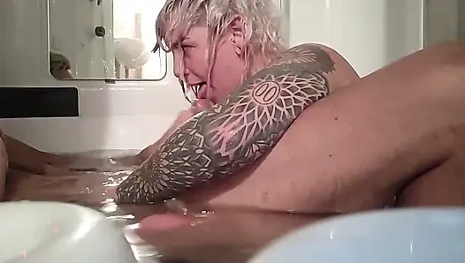 Live aus dem whirlpool teil 3 von 6: Schwanzlutschen, ficken doggystyle während der webcam in der badewanne