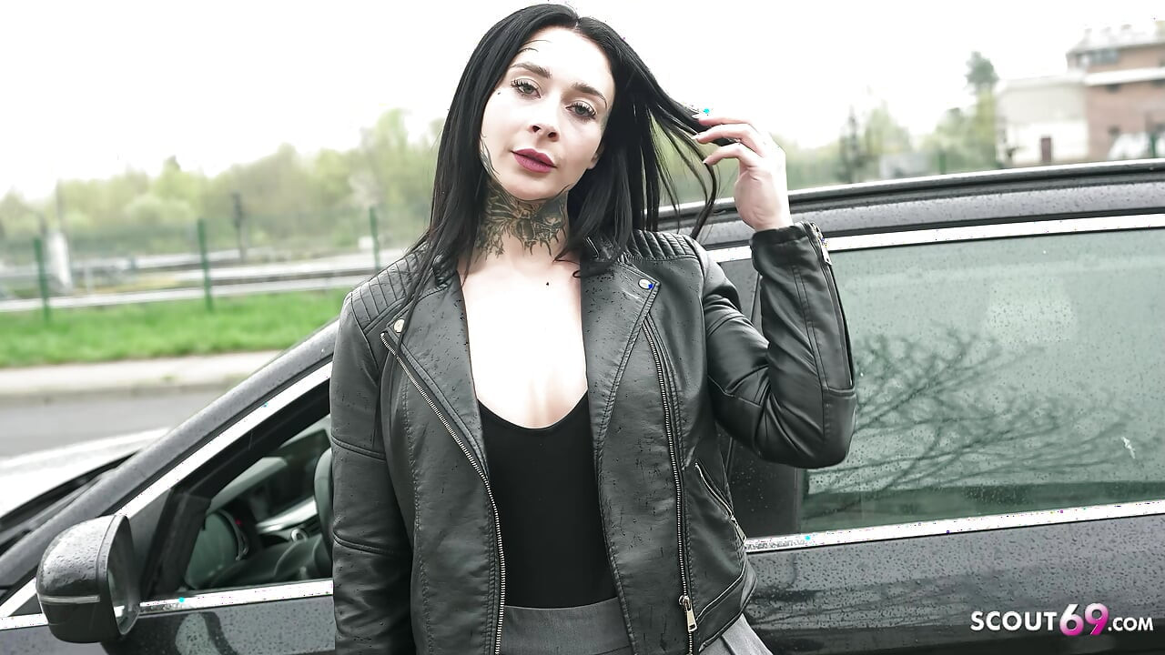 German Scout - Alemã tatuada de peitos grandes e bunda Lena Desire com língua dividida no casting