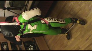 Verde e branco - motoqueiro suspenso