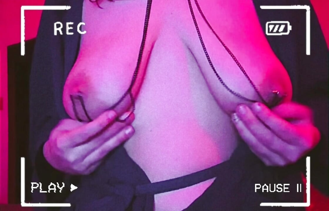 MILF seksi bermain dengan buah dada bertindik