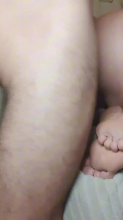 Ela esfrega seu clitóris enorme em seus próprios pés durante sexo anal. | Clipe 1