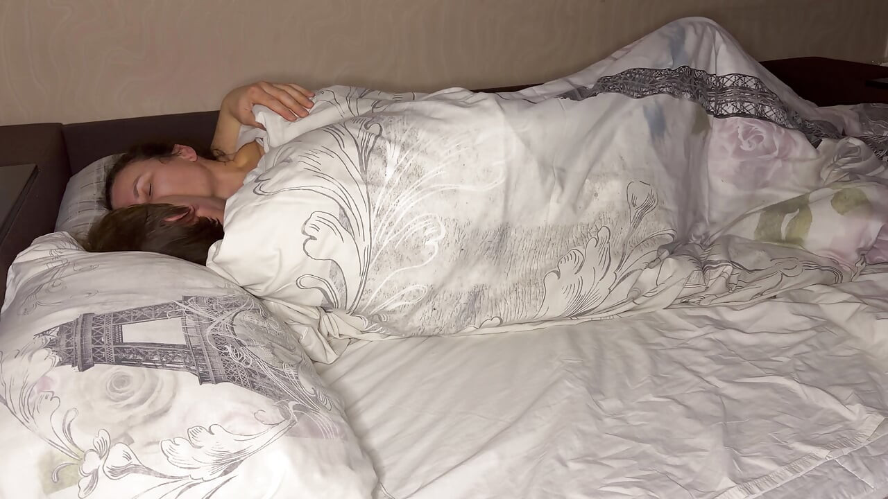 We gingen naar bed, ze fluisterde me om haar te neuken en me te kussen.