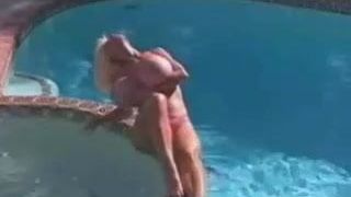 Une plantureuse poussiéreuse s&#39;amuse dans le jacuzzi, partie 2