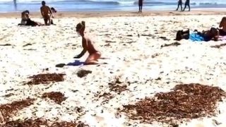 Britney speert zich opwarmen op het strand