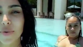 Kim kardashian和la la anthony穿着比基尼在游泳池里