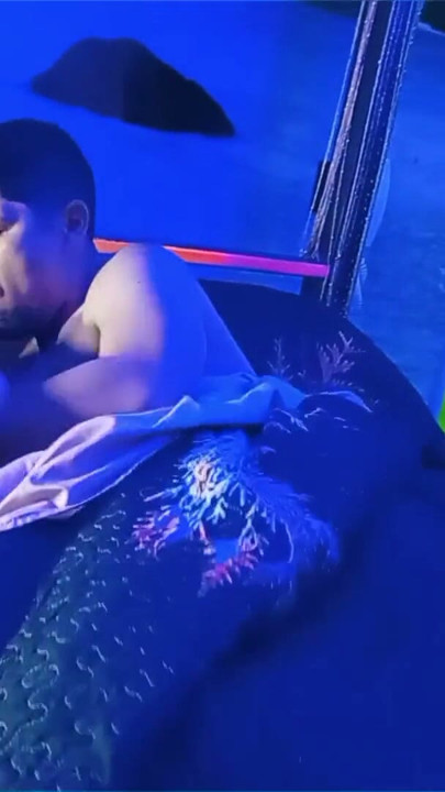 上司と二人きりのホテルでシングルベッド、結局セックスしてしまった | Clip 3