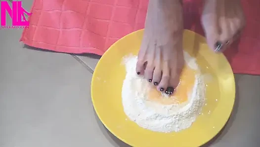 Bikin adonan untuk pasta dengan kaki jenjangku