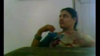 Desi aunty trong saree thấy ngực