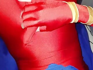 Thuis plezier hebben met mijn Superboy zentai-kostuum