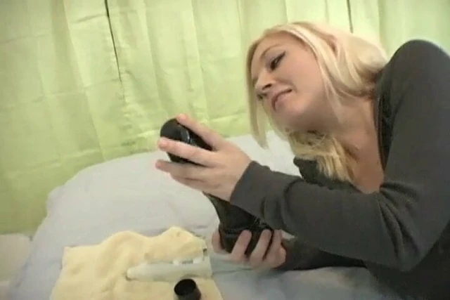 Blondie haut sich Dildo in die fotze