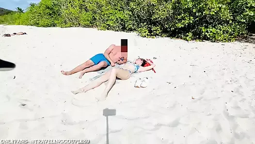 Жену трахает незнакомец на пляже, пока муженек снимает видео, жена-куколд, муж-куколд, делит мою жену, шлюшка