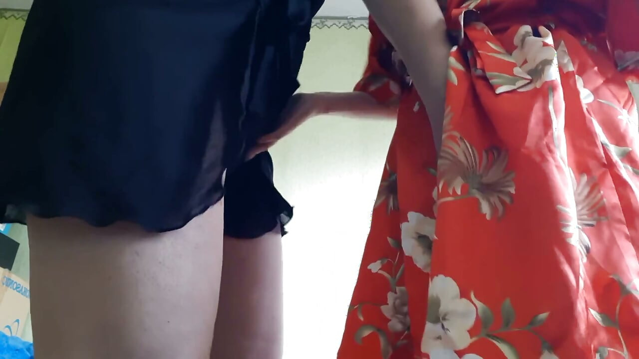 Ik vinger de moeder van mijn vriend terwijl hij gaat douchen