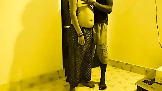 Desi ibu rumah tangga seksi yang luar biasa selingkuh dari suamimu untuk menyetubuhi saudara tirinya yang lebih muda dengan kontol besar.