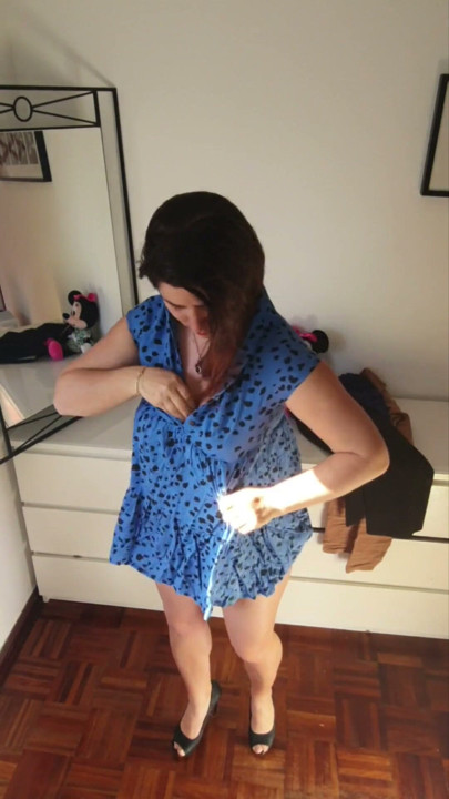 ExpressiaGirl עם חזה גדול ותחת גדול פותחת חליפות ים חדשות ומנסה בגדים סקסיים מול המצלמה. | קליפ 1