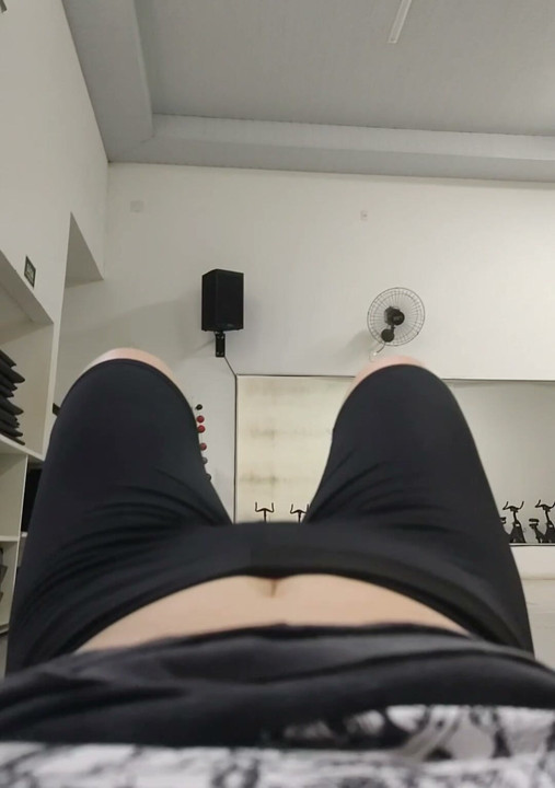 White girl training in leggings marking her pussy