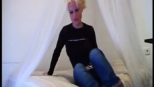 Сучка-блондинка показывает свои большие сиськи