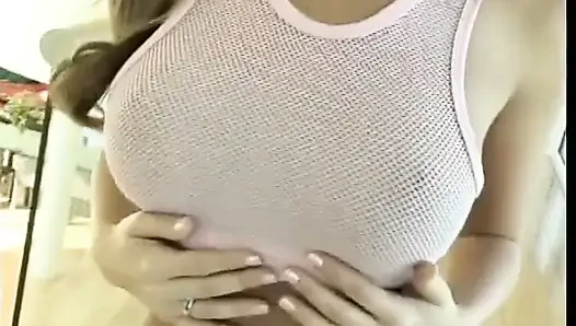 Cewek rambut pirang dan cokelat dengan toket besar lagi asik ngentot memek satu sama lain pakai mainan seks di tangga