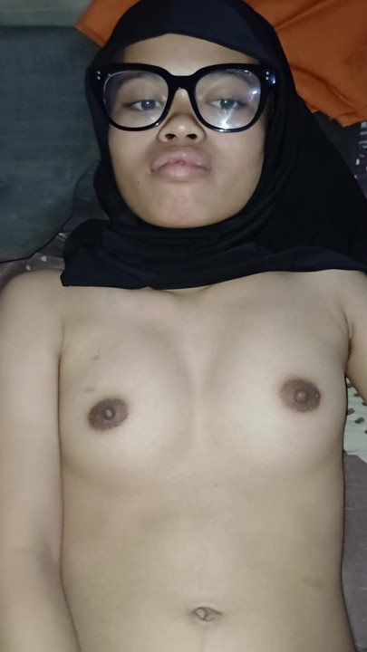 18-year-old hijab girl starts daring to appear in front of the camera | Clip 3