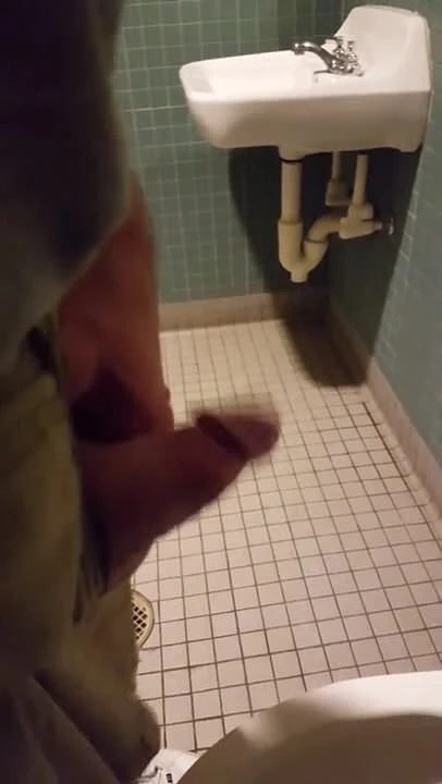 Pissen in een openbaar toilet 5