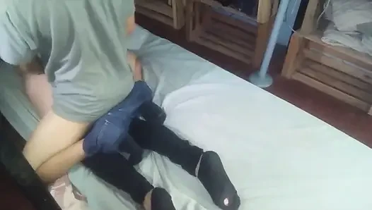 Ich nahm von der Seite ein in einem weißen hemd und schwarzen schuhen in der dämmerung