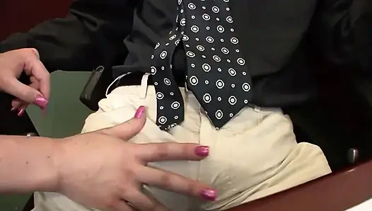 Büyük memeli sürtük olgun patronu tarafından sikiliyor