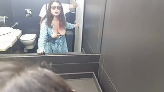 Une belle-mère se fait baiser dans les toilettes des femmes du centre commercial