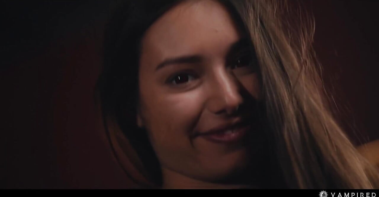 Latina hipnotizada para submissão - Canela Skin e Shelena Vampire, dominação lésbica