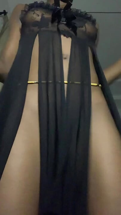 Todos los ojos en browngurl234 mientras se apodera de la cámara con sus movimientos de baile sexy