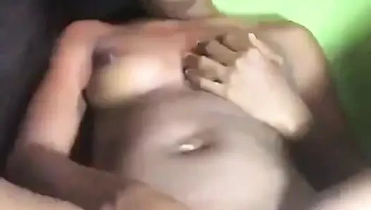 Ich beobachte, wie die ehefrau meines stiefbruders masturbiert, bis ich mich mit ihrem Wissen okay fühle und ihre muschi so saftig und nass ist