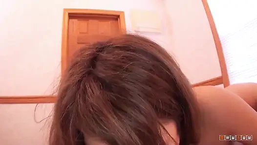 İki sevimli Asyalı genç kız büyük bir yarağı paylaşmayı seviyor ve boşalıyor