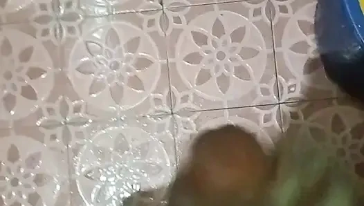 Banyoda sabunla oynuyor