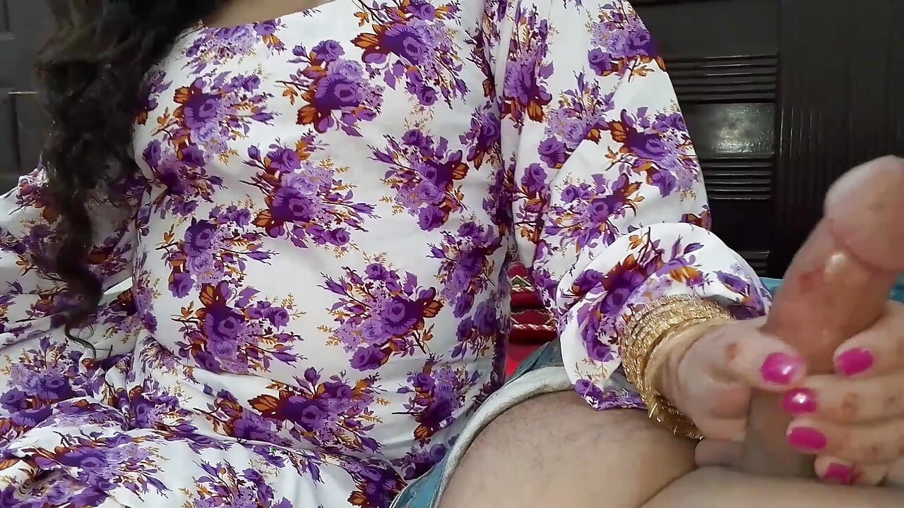 Marido indiano fica muito feliz quando esposa gostosa de repente lhe dá uma surpresa