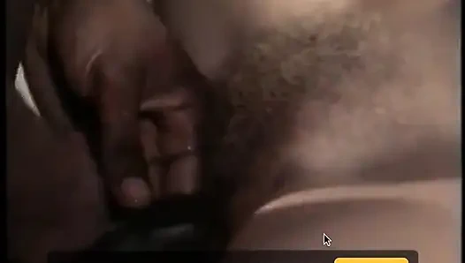 Молодая симпатичная блондинка Peacherino наслаждается, когда черный ебарь с хорошо большой елдой разбивает ее волосатую киску своим жестким хуем