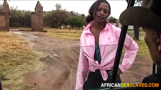 Puta africana fácil recogida al aire libre para un interracial duro