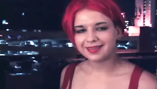 Holly şapşal ve gıdıklanıyor! Holly gizemli ellerin eğlencesine bacaklarını sallıyor