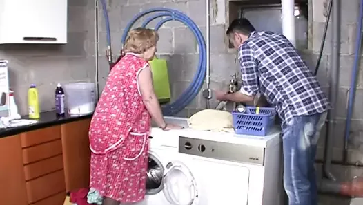 La abuela sacudiendo en la lavadora