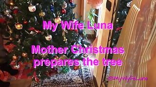 Stiefmutter weihnachten bereitet den baum vor