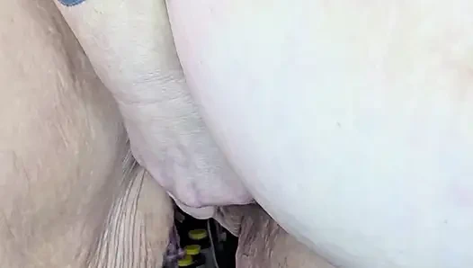 Amcığını ovuyor ve boşalıyor