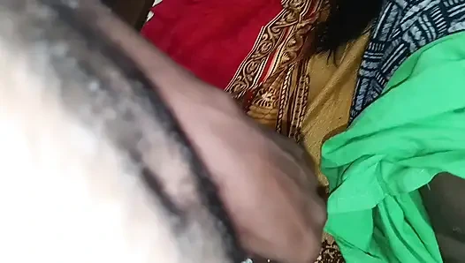 Hintli üvey anne bir gece üvey oğluyla çıplak kalıyor, oğlunu baştan çıkarıyor ve se içinde sikiliyor