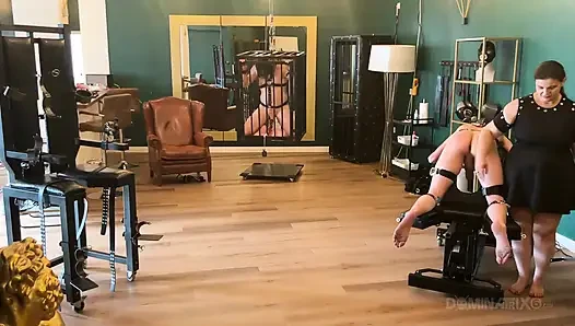Dominatrix zindanında sidik sırılsıklam bağlı köleler