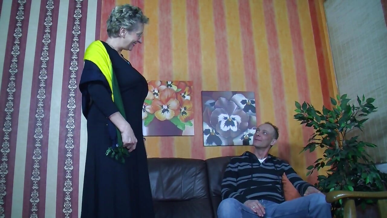 Blonde rijpe Duitse huisvrouw met natuurlijke tieten berijdt dik